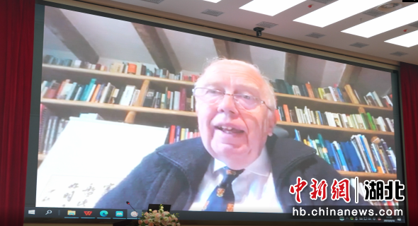 英国牛津大学教授詹姆斯 · 克雷布线上参加会议